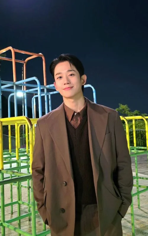 Jung Hae In lịch lãm với suit trong Love Next Door