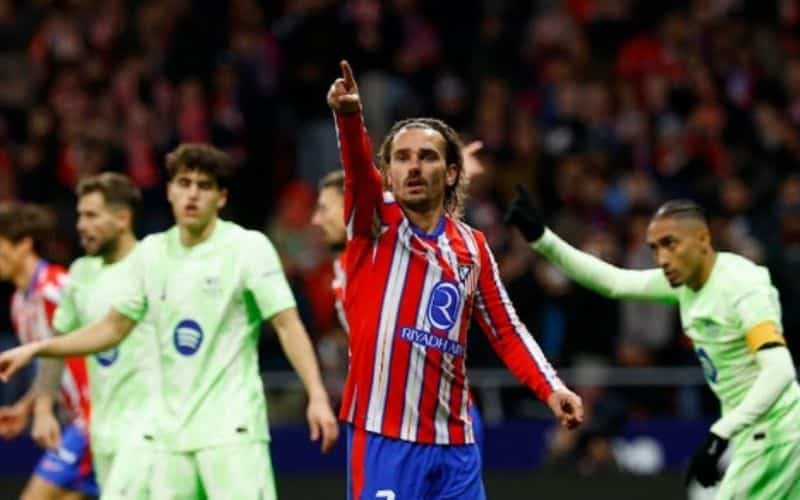Atletico vươn lên dẫn trước trong hiệp một