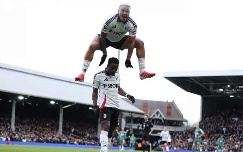 Fulham nhập cuộc hưng phấn, Tottenham gặp khó khăn